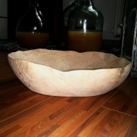 Aus einem Stück gefräste Holzschale. Mit dem Woodcarver in Form gebracht. Woodcarver